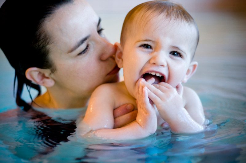 Mutter mit Kind Fragt sich was das Babyschwimmen kostet