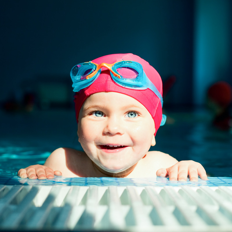 Vier Monate alte Baby schwimmt