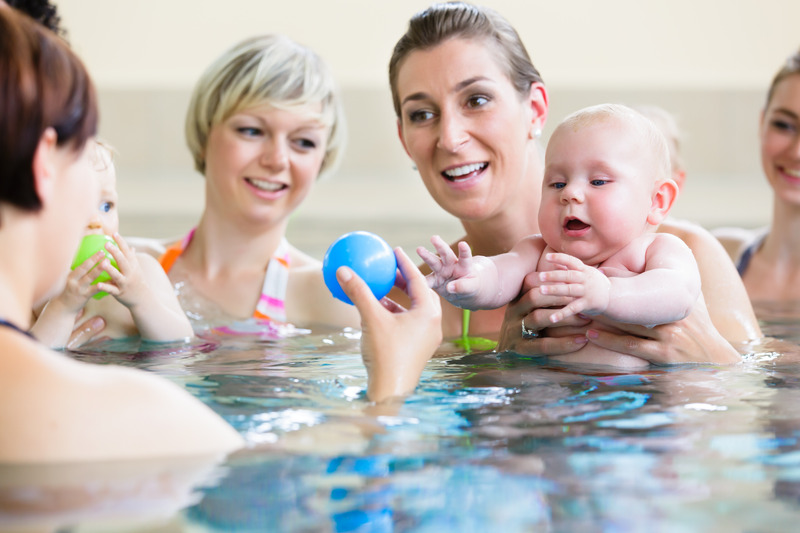 Schwimmlehrerin gibt Müttern Tipps fürs Babyschwimmen.