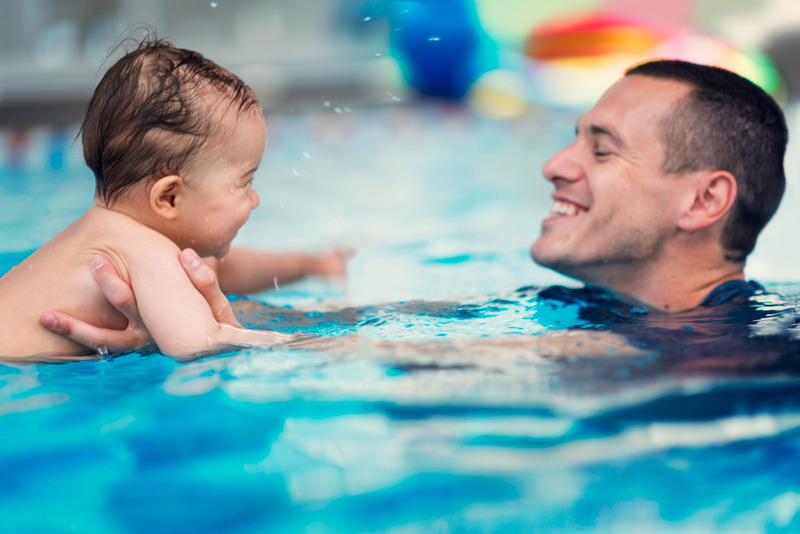 Vater mit Baby bei der perfekte Länge eines Babyschwimmkurses