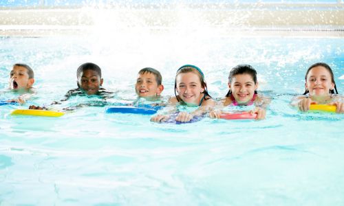 Kinder die in Düsseldorf das Schwimmen lernen