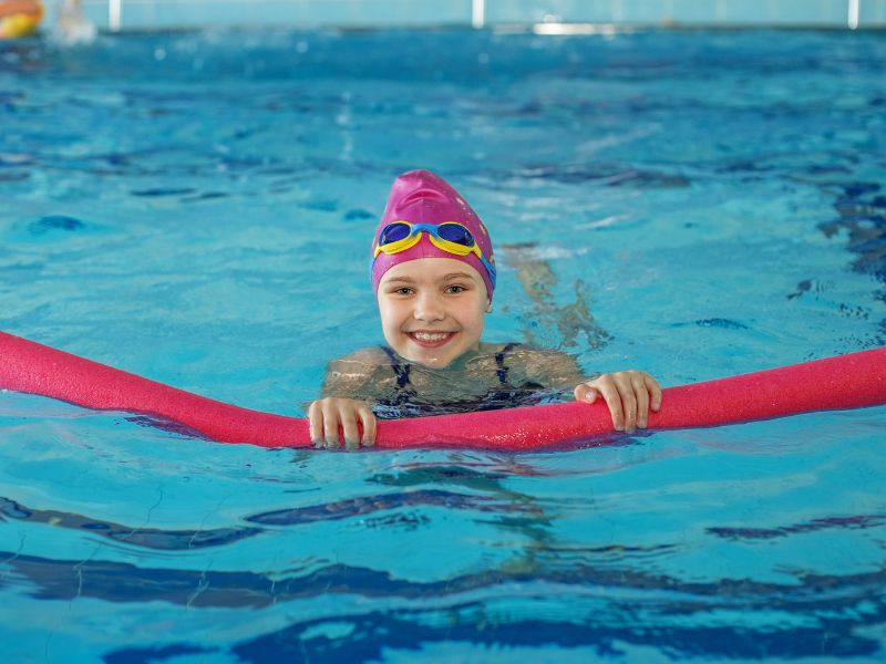 Ein Kind lernt in Köln das Schwimmen